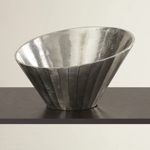 Tazón de servicio de lujo de aluminio con diseño de pedestal moderno en acabado metálico y exterior texturizado - Product Image 3