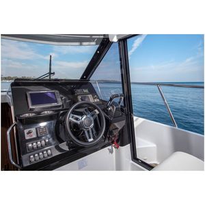 Jeanneau Merry Fisher 1095 Fly S2 - Entièrement équipé, yacht à essence de 34 pieds 3 pouces avec fonctionnalités réglables et ensemble salle à manger - Product Image 3