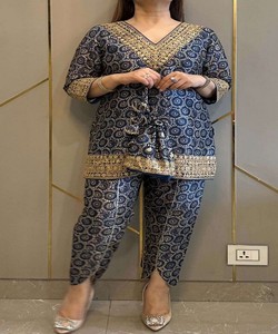 FANCY GEORGETTE BRODERIE SEQUENCE TRAVAIL TOP BAS AVEC DUPATTA FESTIVE WEAR PRIX DE GROS VÊTEMENT ETHNIQUE BLEU - Product Image 1