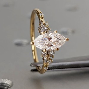 Anillo de Compromiso de Diamante VVS de Corte Brillante Cultivado en Laboratorio, Oro de 14K, Talla Personalizada de Lujo, Unisex, Certificado - Product Image 1