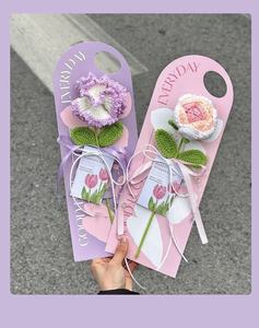 ช่อดอกไม้โครเชต์แฮนด์เมดสำหรับวันแม่ ประกอบด้วยดอกคาร์เนชั่น กุหลาบ และทานตะวัน ผลิตภัณฑ์สำเร็จรูป ของขวัญสำหรับคุณแม่หรือเพื่อนสนิท - Product Image 5