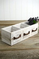 Élégantes commodes en bois avec tiroirs profonds fabriqués à la main, parfaites pour les intérieurs et les chambres d'inspiration vintage