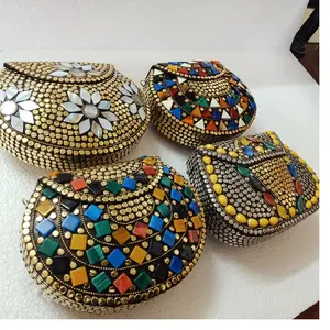 Mozaik el yapımı kabile metal boncuklu çanta taş ve paspas ile moda aksesuar mağazaları tarafından yeniden satış için ideal