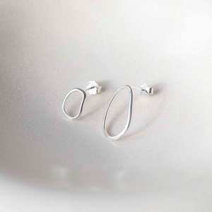 Boucles d'oreilles à triple torsion en argent sterling au design élégant et contemporain pour cadeau de fête de mariage-sans nickel et sans plomb - Product Image 4