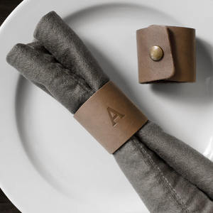 แหวนผ้าเช็ดปากไม้โอ๊คคุณภาพระดับพรีเมี่ยมทำมือปรับแต่งหนังสีน้ำตาลพร้อมดีไซน์คลาสสิกสำหรับงานปาร์ตี้ - Product Image 5