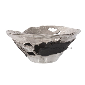 Cuenco de metal redondo plateado y negro elegante de New Look con diseño abstracto recortado único para fines decorativos y de servicio - Product Image 1