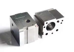 Prototipos rápidos Impresión 3D de metal de alta precisión con canales curvos dentro de piezas moldeadas de plástico - Product Image 4