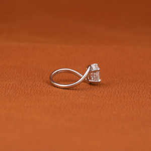 Anillo de compromiso de diamantes cultivados en laboratorio con ajuste de Halo oculto de corte ovalado, diseño hecho a mano personalizado con anillo de diamantes de oro macizo de 18 quilates - Product Image 5