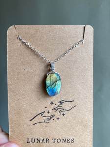 Collier artisanal vintage fait à la main en cristal de Labradorite enroulé de fil pendentif en pierres précieuses naturelles plaqué or et argent pour les fiançailles - Product Image 2