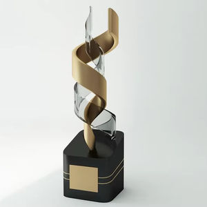 Premio moderno en espiral de oro y cristal para la máxima innovación, disponible a precios de mayorista, y seguro de impresionar a cada uno de los receptores. - Product Image 1