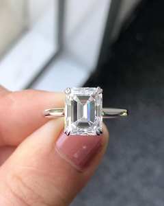 Élégante bague de fiançailles solitaire en moissanite de trois carats coupe émeraude en argent sterling 925 avec bande minimaliste de 1,8mm - Product Image 1