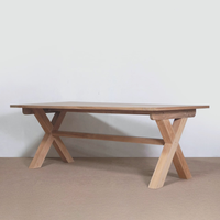 Table à manger d'extérieur haut de gamme en teck massif, design à pieds croisés, mobilier robuste pour fermes, entrepôts, hôtels de plage et villas