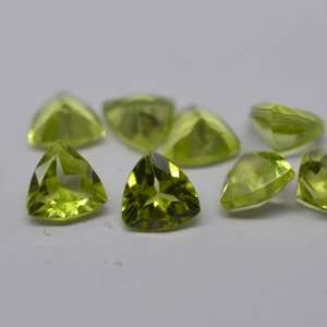Trillion Cut Peridot Gemstone Tamaño calibrado Todos Los tamaños disponibles Corte facetado Peridot natural Piedra natal Piedra para la fabricación de joyas - Product Image 1