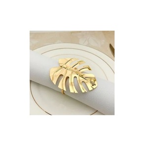 Anneaux de serviette classiques en acier inoxydable avec forme de feuille élégante et finition dorée pour les dîners de vacances et les occasions spéciales - Product Image 1