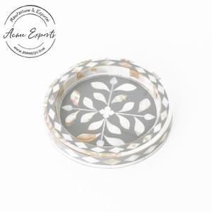 Elegante bandeja redonda de madera para servir, Plato decorativo duradero con diseño en blanco y negro para comedor y decoración del hogar - Product Image 6