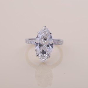 Bague de fiançailles et de mariage en diamant de laboratoire taille marquise certifié IGI avec halo caché et bande pavée en or blanc/rose et or jaune 14 carats - Product Image 1