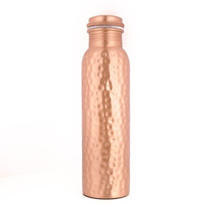 Botella de agua hecha a mano de cobre martillado de 900ML Diseño en relieve oscuro a prueba de fugas con beneficios para la salud para bebidas - Product Image 1