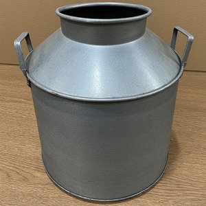 Lata de leche galvanizada estilo granja rústica con acabado antiguo perfecto para casas cocinas jardín y espacios decorativos al aire libre - Product Image 3