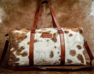 Bolsa de Viaje Grande de Cuero Marrón y Blanco, Bolsa de Fin de Semana/Noche de Piel de Vaca, Calidad Premium - Product Image 1