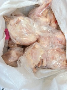 Pollo entero congelado al por mayor para supermercados, restaurantes y distribuidores - Product Image 1