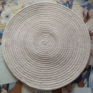 Manteles Individuales Redondos de Algodón Ecológicos Blancos Modernos con Diseño Trenzado Personalizables para Uso Doméstico - Product Image 1