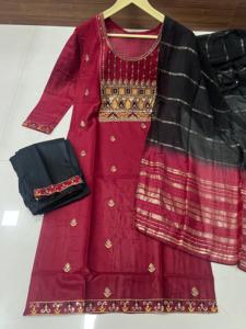 Evergreen Designer Outfit High On Demand 14 Kg Rayon Kurti Pant & Dupatta con bordado Work Beautiful Color Exportador indio - Product Image 3