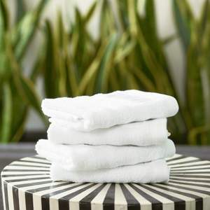 Juego de Toallas Faciales de Algodón Blanco de Lujo, 550 GSM – Toallas de Alta Absorbencia para Resorts, Spas y Centros de Bienestar - Product Image 1