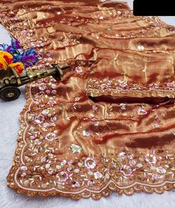 Sari indien tendance en soie Barbari avec broderie lourde, travail de pallu à double séquence et pièces de blouse à motifs fantaisistes - Product Image 1