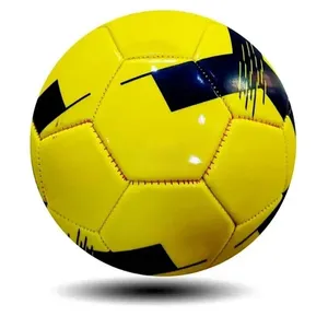कस्टम पेशेवर उच्च गुणवत्ता वाले पु चमड़े के फुटबॉल, सस्ते दाम में विभिन्न रंगों में नए डिजाइन के फुटबॉल बॉल