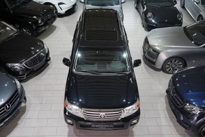 Toyota Land Cruiser 200 d'occasion, SUV noir 5 portes, véhicule tout-terrain de luxe, à échanger - Product Image 5