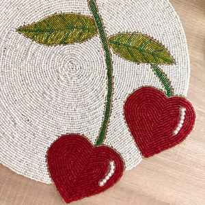 Ensemble de sets de table et de sous-verres en tricot perlé rouge à motifs floraux, écologiques, pour la décoration de table, fabriqués à la main par des exportateurs indiens - Product Image 4