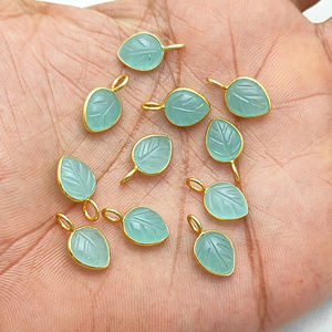 Colgante de piedras preciosas Aqua Calcedonia de plata 925 al por mayor, abalorio chapado en oro, tallado de hojas, estilo religioso católico, piedra principal Unisex - Product Image 1