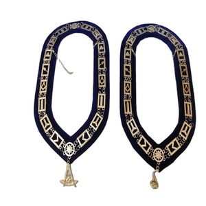 Collier en chaîne en laiton vintage maçonnique plaqué or avec motif rectangulaire sur velours bleu marine écologique - Product Image 1