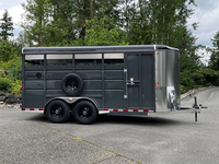 Remorque porte-chevaux neuve avec parois latérales en acier pour le transport de bétail et de chevaux, capacité 6440 lb. Charge utile 17'x6'6