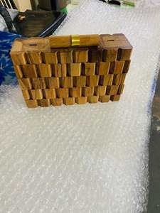 Bandeja Triangular de Madera Maciza Hecha a Mano con Técnica de Pulido, Diseño Ecológico, Grabado de Letras Griegas, Patrón Geométrico - Product Image 5