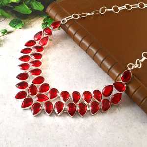 Collar de cadena de eslabones de latón plateado con granate rojo, hecho a mano, joyería religiosa cristiana para bodas y ocasiones especiales - Product Image 3