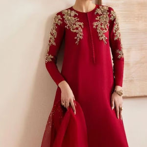 2025 @ Kurta long rouge indien/pakistanais, pantalon et Dupatta élégant avec Dabka orné, perles, travail de la pierre pour tenue de fête - Product Image 1