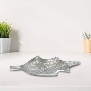 Plateau en aluminium de style antique, idéal pour servir des repas, des boissons et des collations à toute occasion - Product Image 1