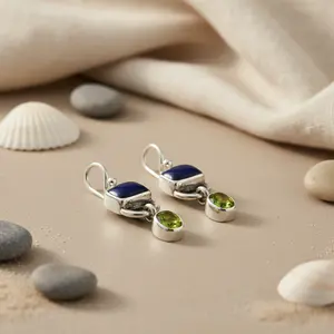 Boucles d'oreilles pendantes en argent 925 plaqué or pour femmes avec perle de péridot et de lapis-lazuli et pendentif en coquillage pour les fêtes - Product Image 1