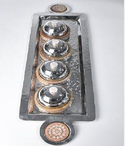 Plateau en bois fait main avec bols dorés en métal aluminium pour servir les dattes et les noix pour les fêtes - Product Image 3