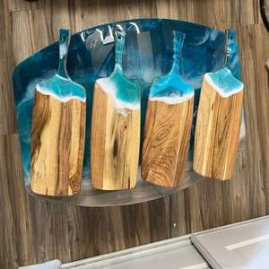 Planche à découper en résine faite à la main avec un flux de résine élégant et une finition polie parfaite pour servir du fromage et des desserts - Product Image 6