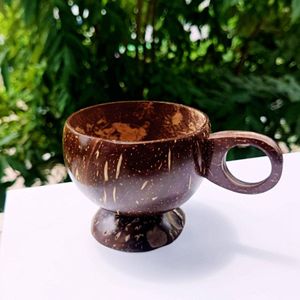 Taza de cáscara de coco natural diseñada para un estilo de vida sin residuos y un consumo de bebidas consciente del medio ambiente. - Product Image 2