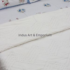 Bộ Chăn Giường Đôi Kantha Màu Trắng Trơn Với Hai Vỏ Gối Chăn Bông Ac Mùa Hè Cổ Điển In Hình Khối Đôi - Product Image 3
