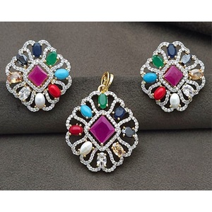 Elegante juego de colgantes de diseñador dorado y blanco con circón brillante para fiesta, boda, compromiso, desgaste, regalo, fiesta elegante - Product Image 1