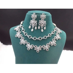 Ensemble de bijoux AD à la mode pour femmes en couleur or avec collier et boucles d'oreilles Nouvelle arrivée disponible au prix d'exportation depuis l'Inde - Product Image 1