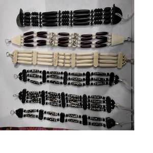 En diferentes diseños gargantillas y pulseras de cuentas de hueso hechas a mano ideales para su uso por diseñadores de joyas nativos y tiendas para reventa - Product Image 5