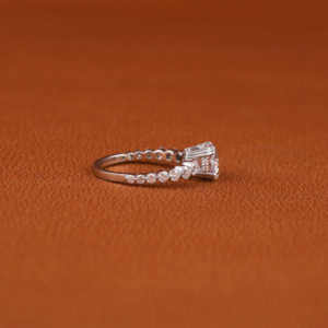 Diamante cultivado en laboratorio con anillo de diamante de corte redondo, Diamante lateral de corte redondo, anillo de compromiso cultivado en laboratorio en anillo de oro blanco sólido de 14KT - Product Image 5