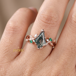 Anillo de compromiso botánico de lujo de oro de 18 quilates con ágata musgosa tallada en forma de cometa y detalles de esmeralda verde. - Product Image 1