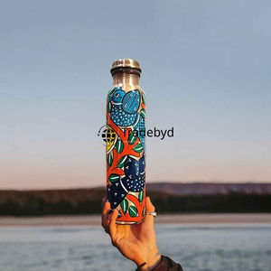 Botella de cobre reutilizable hecha a mano para pureza y sostenibilidad perfecta para regalar por Tradebyd - Product Image 1