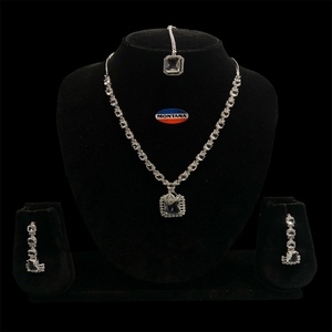 Ensemble de bijoux ad finition argent de luxe pour femmes et filles pour la mariée fiançailles fête de mariage et tenue de festival avec collier et boucles d'oreilles - Product Image 1